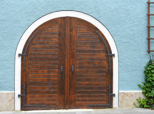 entrada Antiguo edificio de la puerta de entrada exterior de estuco de pared