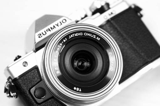 pelicula Olympus cámara en blanco y negro tecnología de lentes retro vintage