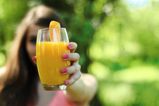dedos jugo de naranja vaso manos dedos esmalte de uñas niña