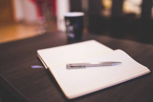 bolígrafo cuaderno papel escribir trabajo escritorio taza bokeh