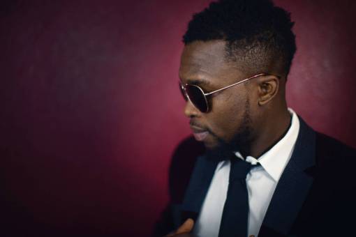 afro gente hombre de negocios traje gafas de sol viajar negro