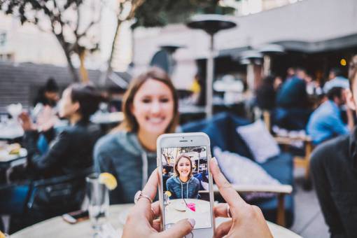 telefone movel pessoas aglomeram mulheres restaurantes desfocam câmera móvel