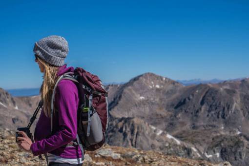 gente niña senderismo escalada montaña aventura al aire libre