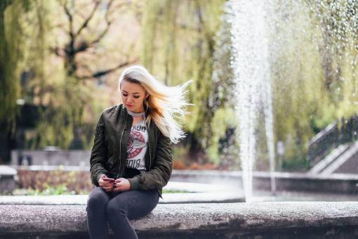 fuente gente niña mujer sentada sola esperando agua