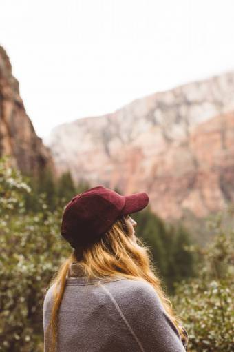 gente niña mujer viajes al aire libre aventura colina
