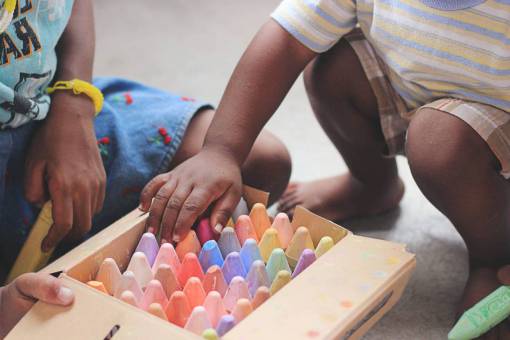 afro gente, niño, niño, afroamericano, caja, colorido, crayones