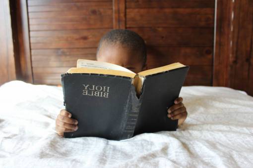 afro gente, niño, niño, leer, habitación, cama, biblia