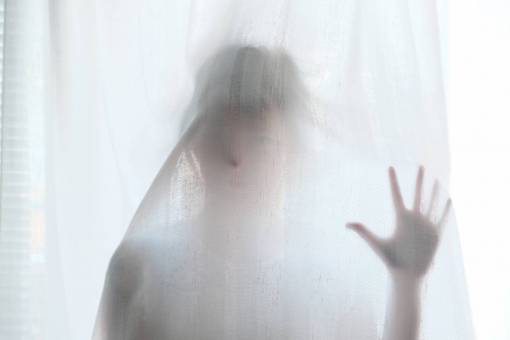 gente niño mano cortina ventana vidrio espeluznante