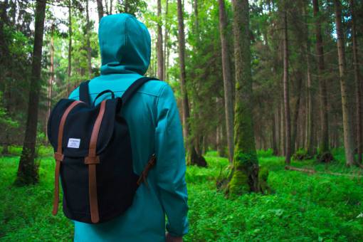 mochila gente hombre solo senderismo aventura al aire libre bolsa