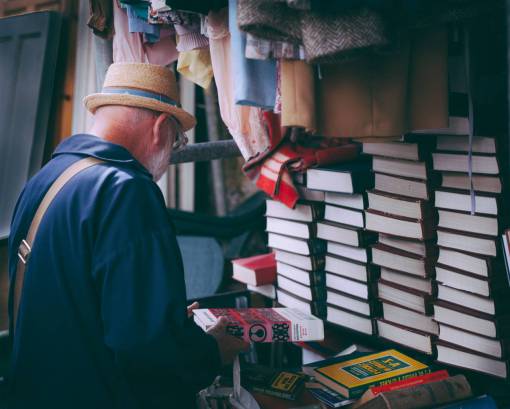 gente hombre libros leer pantalla tienda de ropa