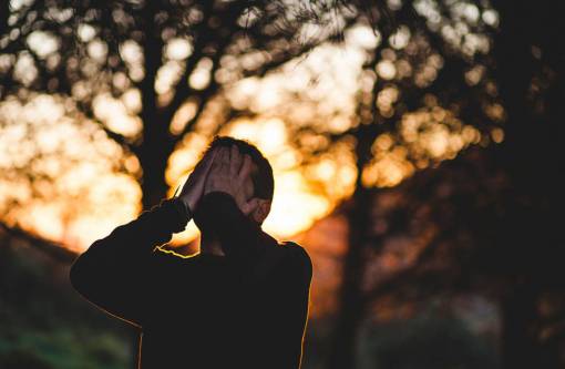 triste gente hombre llorar triste árbol atardecer bokeh