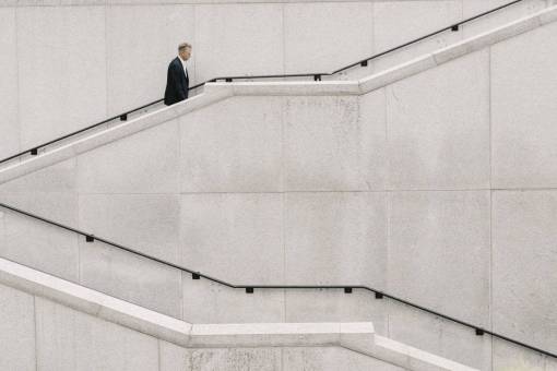 formal gente hombre formal escaleras solo blanco llano