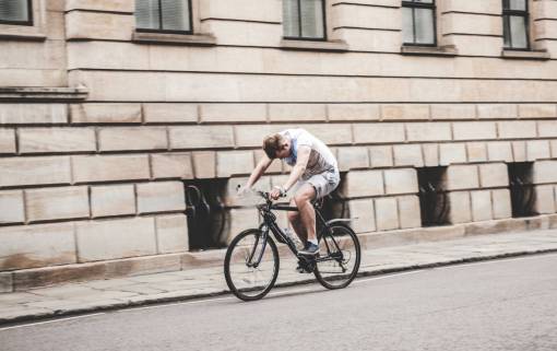 fitness gente hombre chico bicicleta camino calle paredes