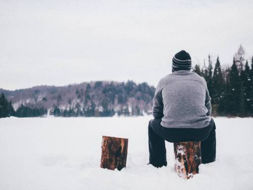 gente hombre chico sentado solo viajes al aire libre