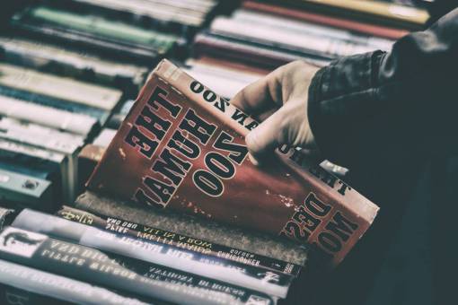 almacenamiento gente hombre mano libros papel cosa tienda