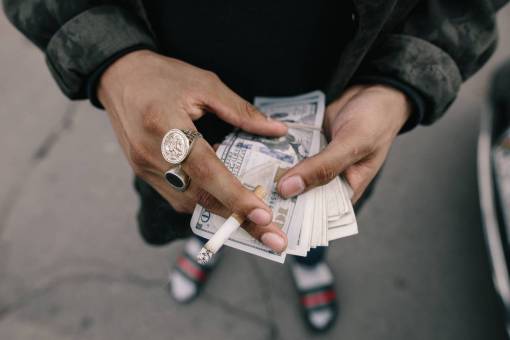anillo gente, hombre, manos, dinero, factura, cigarrillo, fumar