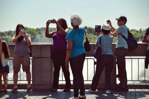 destinos turisticos gente hombre mujer pared destino turístico selfie