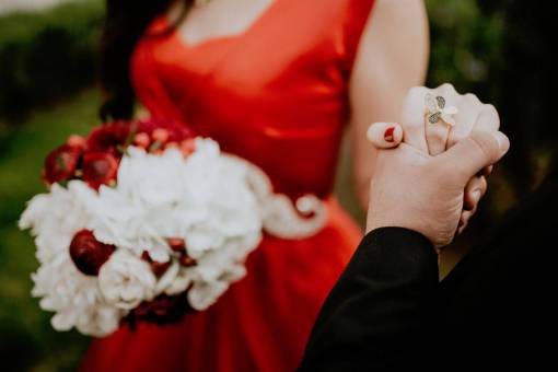 anillo gente flores rojas manos ramo amor romance