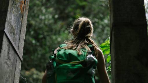 mochila gente mujer mochila viajes aventuras madera verde