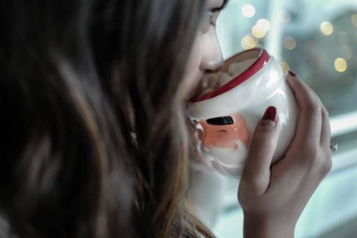 anillo gente mujer niña hembra taza beber mano