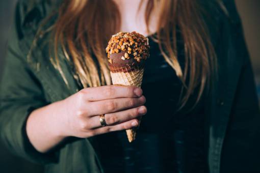 heladas gente mujer helado cono de chocolate sabor nueces