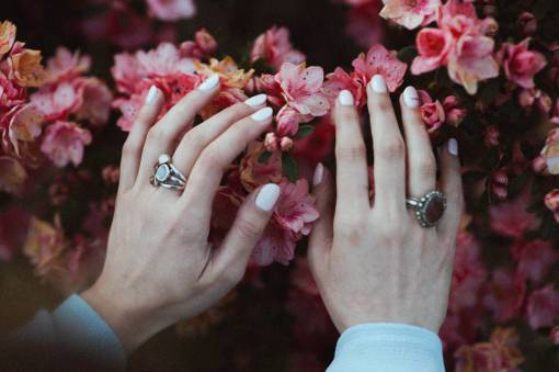 anillo gente mujer dama niña manos uñas anillos
