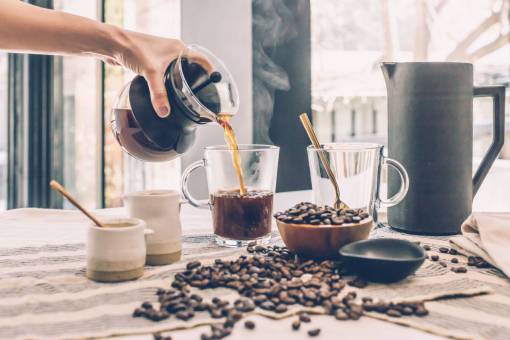 bebida caliente Verter el café de la mañana espresso negro beber comida