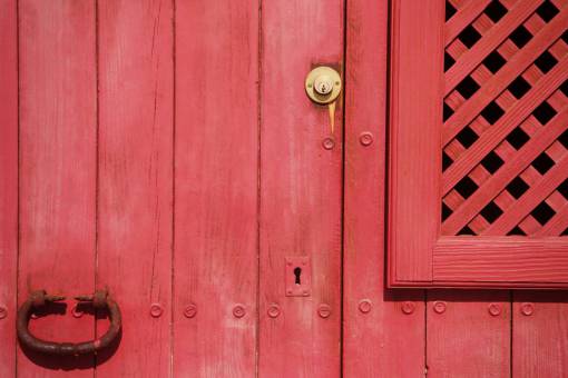 red  door  keyhole  lock  handle  wood  planks
