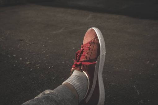 calzada zapatillas rojas zapato calcetines calzado al aire libre piernas