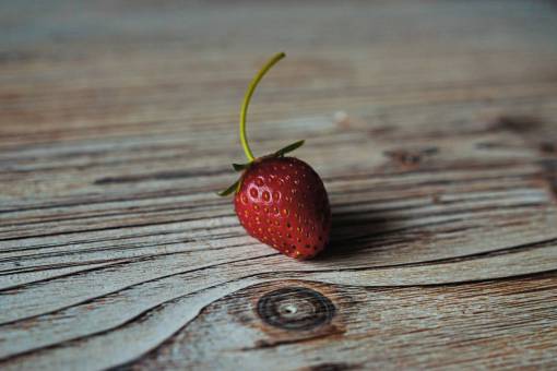mesa de madera de comida de frutas de fresa roja