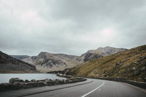 viajar por carretera viaje por carretera aventura montaña vacaciones nubes cielo