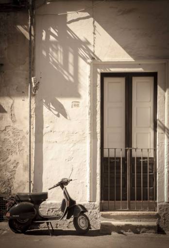 entrada Scooter puerta puerta dolce vita italia sepia vespa