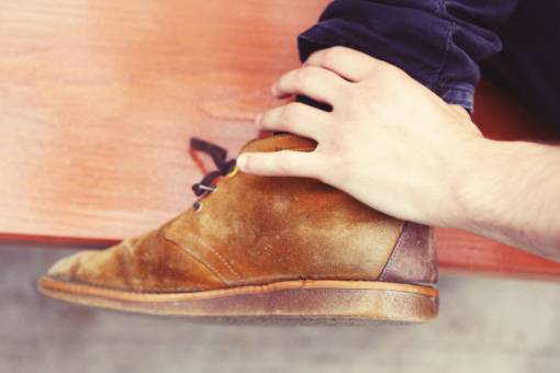 jeans zapatos manos jeans pantalones madera banco ante