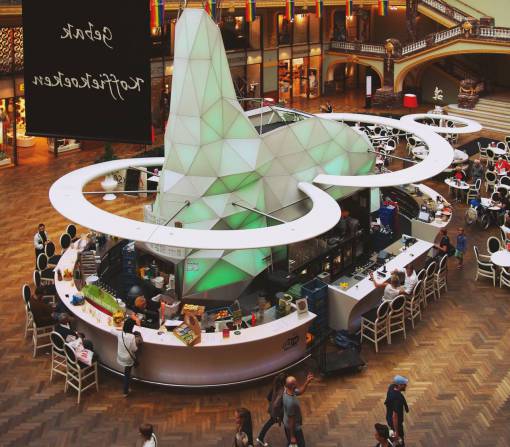 comercio centro comercial tiendas restaurante mesas sillas bar gente