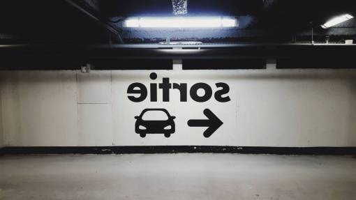 letrero letrero señalización pared coche flecha texto luz