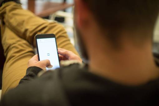 telefono inteligente teléfono inteligente pantalla hombre masculino internet móvil en línea
