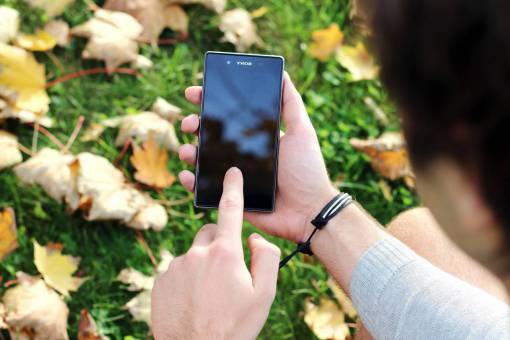 telefono celular sony android tecnología de teléfono celular manos dedos señalando