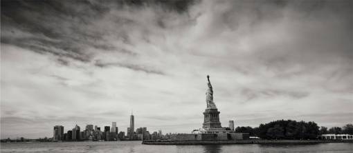 blanco y negro Estatua de la libertad, la isla de la libertad, la ciudad de Nueva York NYC edificios del horizonte
