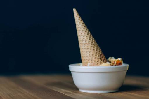heladas todavía artículos cosas cono de helado tazón volteado