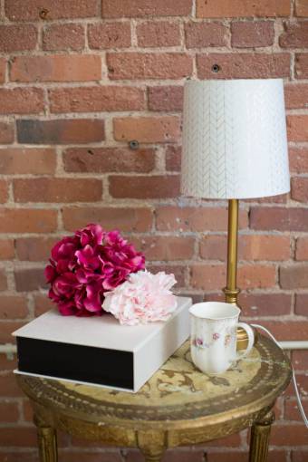 lámpara de mesa interior flor fresca decoración de la habitación