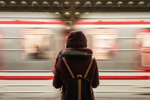 velocidad estación de tren transporte gente niña esperando pasajeros