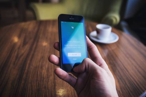 twitter  social media  iphone  mobile  smartphone  cell phone  business
