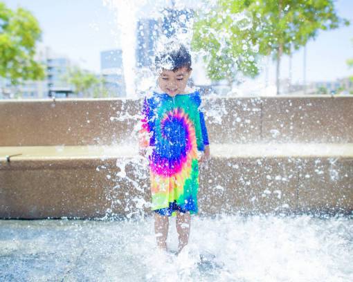 fuente fuente de agua gente niño nadando niño niño