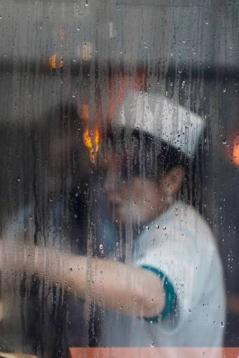 humedo vidrio de ventana húmedo agua mojada gotas personas