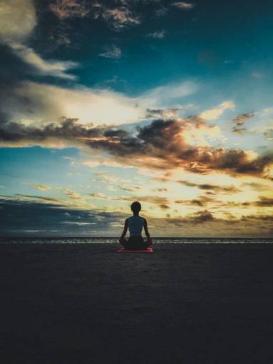 tarde mujer playa yoga atardecer tarde anochecer verano