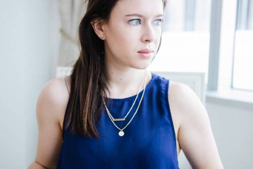 mujer moda cabello niña posando estilo cara