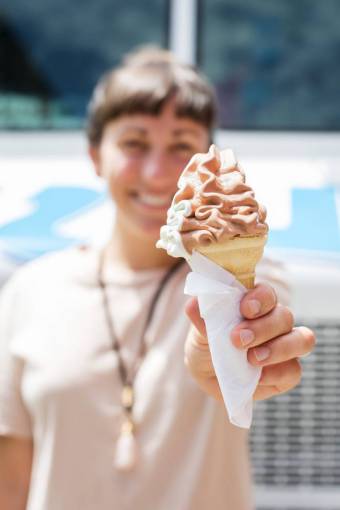 heladas mujer cono de helado mano niña dama hembra