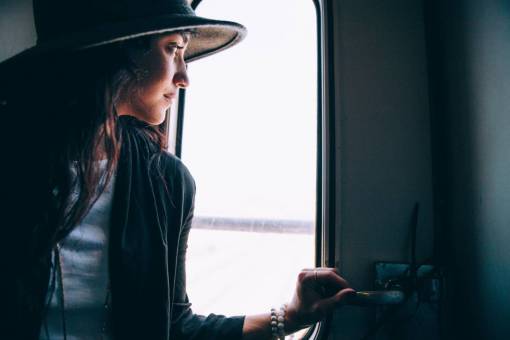 mujer mirando ventana persona mujer dama tren
