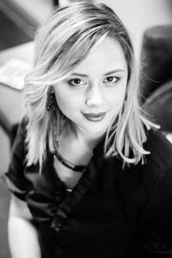 blanco y negro retrato de mujer sonriente cara feliz niña hembra