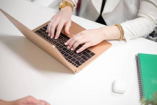 trabajo movil mujer trabajando negocios escritorio oficina mujer móvil
